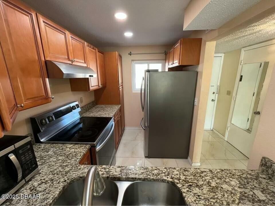 144 S Halifax Ave #8 - Photo 4 of 17