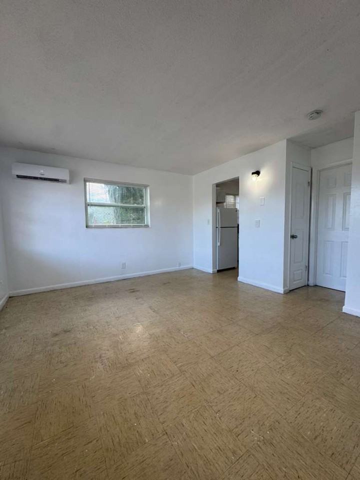 965 West 36th Street - Photo 3 of 8