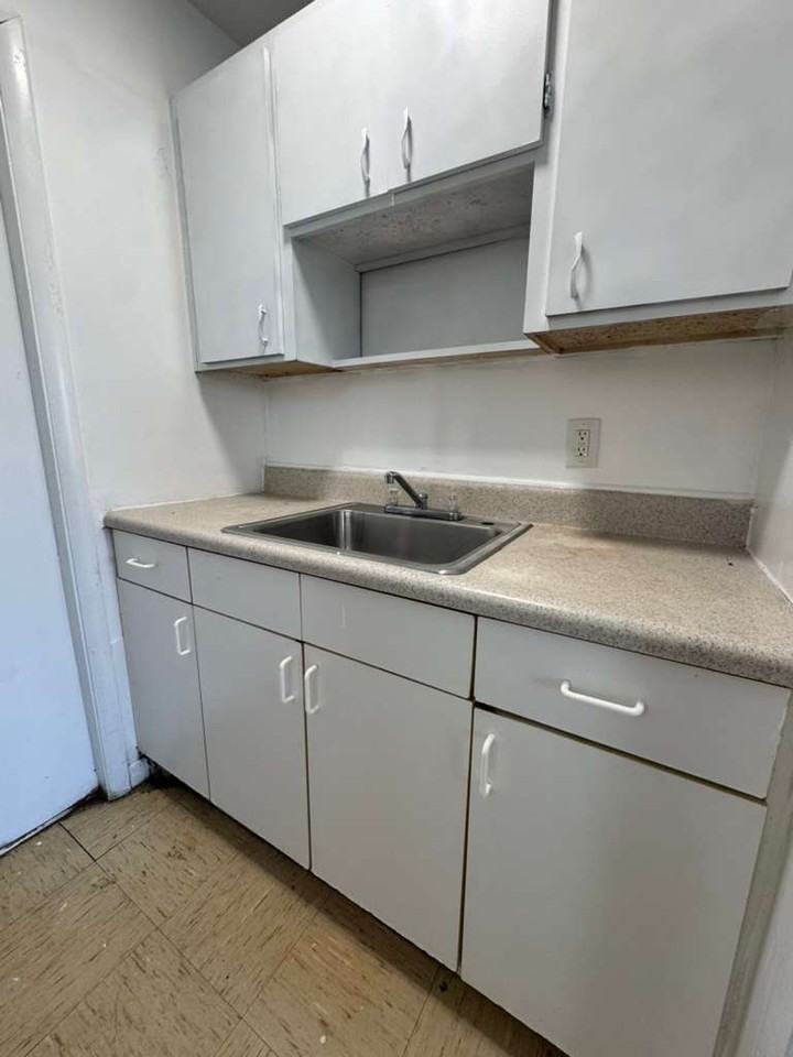 965 West 36th Street - Photo 6 of 8