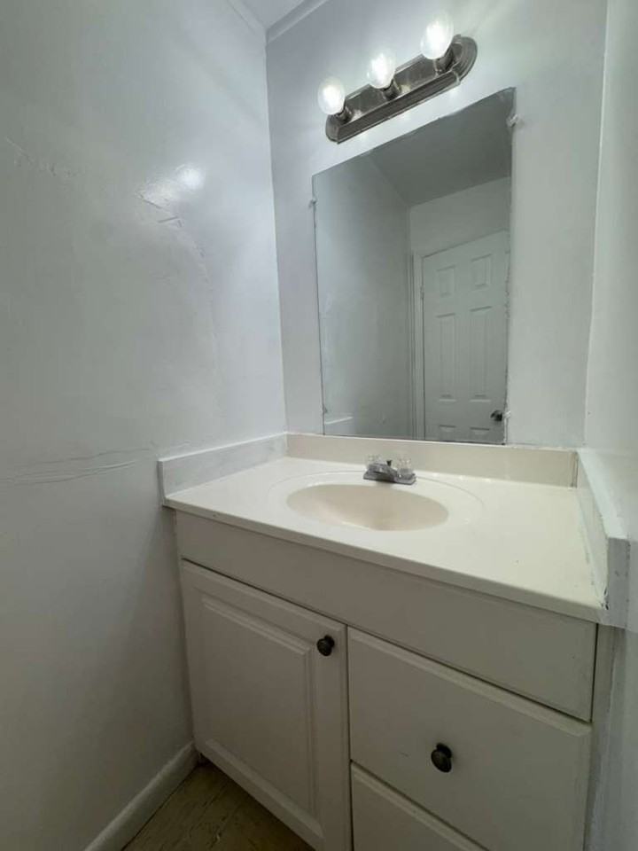 965 West 36th Street - Photo 7 of 8