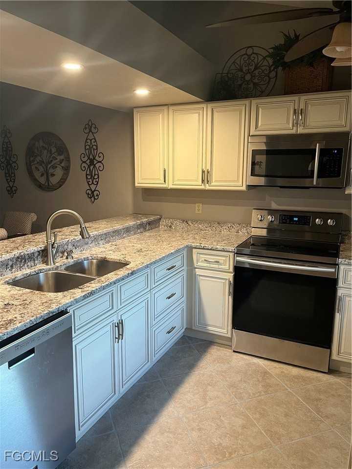 13094 Cross Creek Ct #113 - Photo 6 of 26