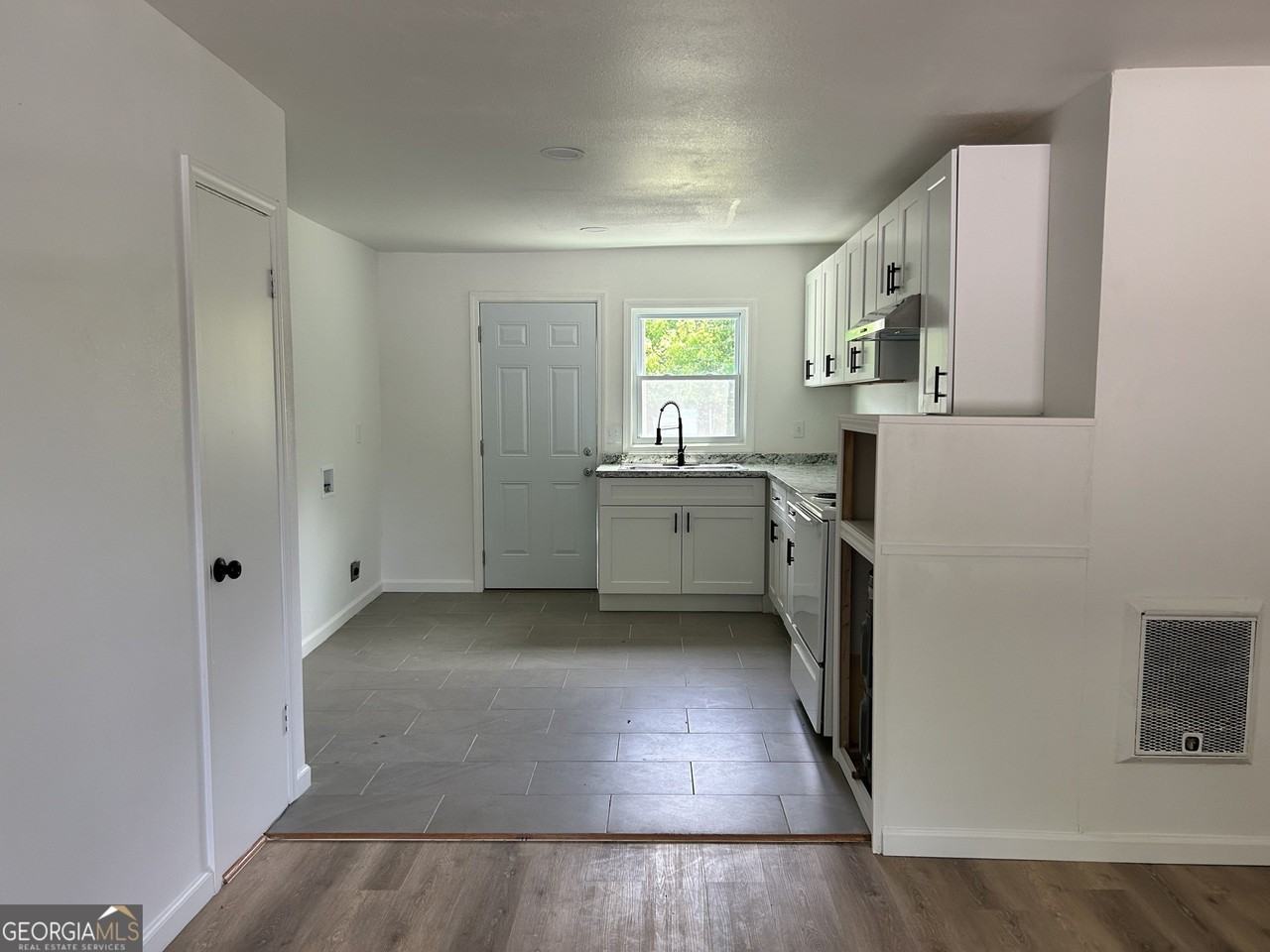 610 N College Dr #5 - Photo 3 of 7