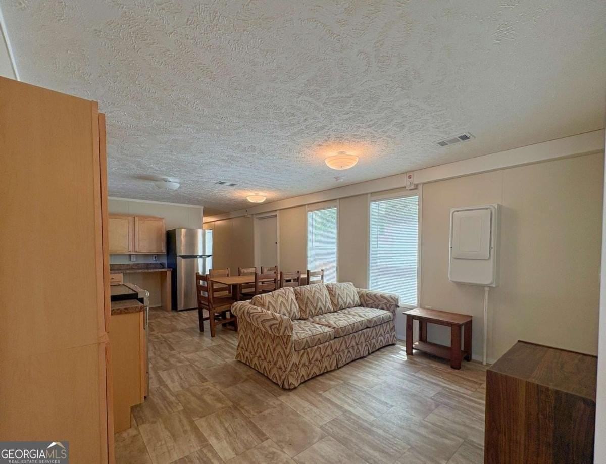 203 Sloan St - Photo 4 of 6