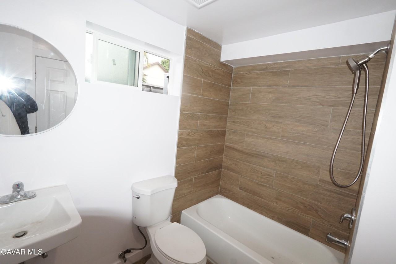 448 W 41st Pl #448-3-4 - Photo 3 of 8