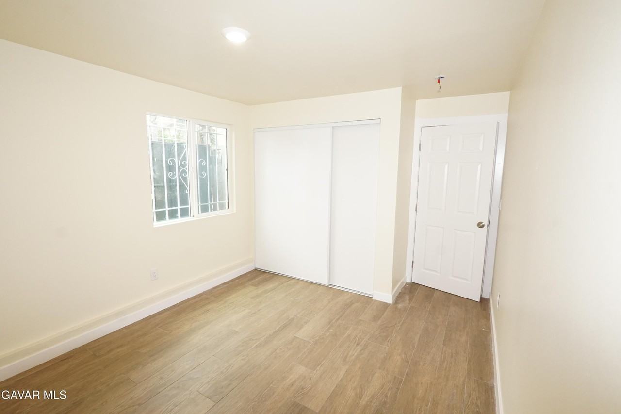 448 W 41st Pl #448-3-4 - Photo 5 of 8