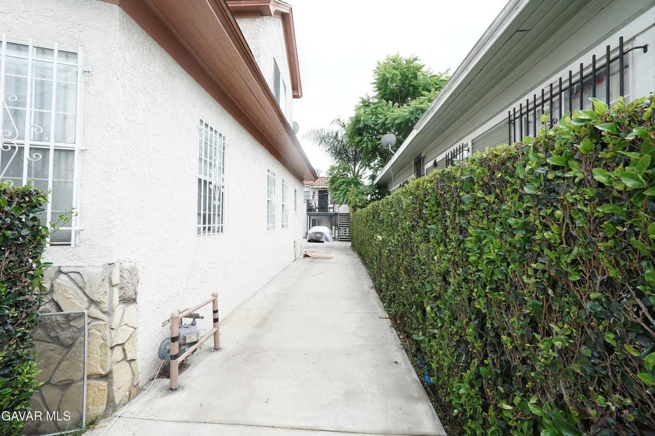 448 W 41st Pl #448-3-4 - Photo 7 of 8