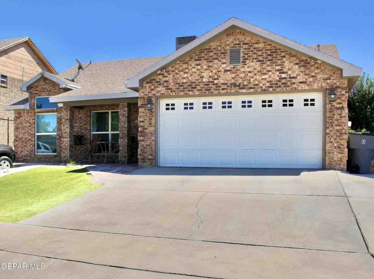 704 Colchester Dr - Photo 2 of 23