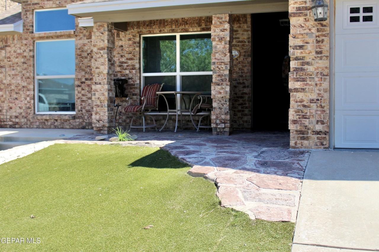 704 Colchester Dr - Photo 3 of 23