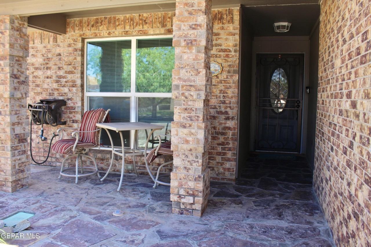 704 Colchester Dr - Photo 4 of 23