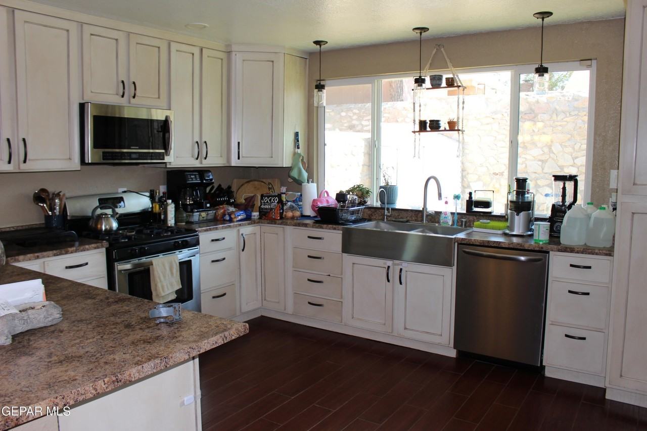 704 Colchester Dr - Photo 5 of 23