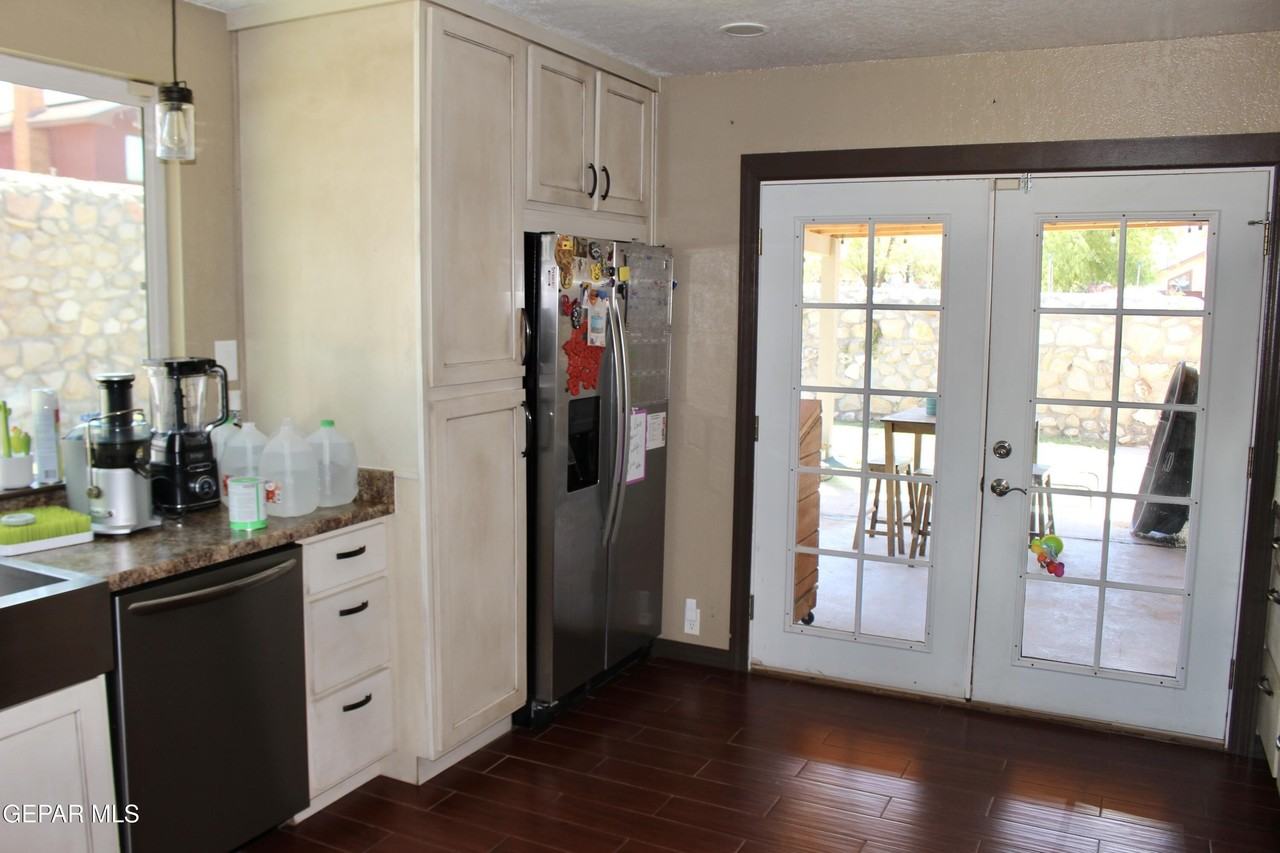 704 Colchester Dr - Photo 6 of 23