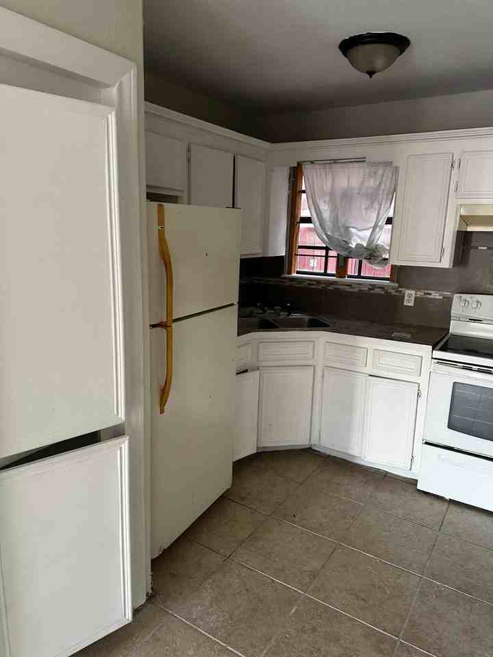 655 West Washington Street - Photo 2 of 10