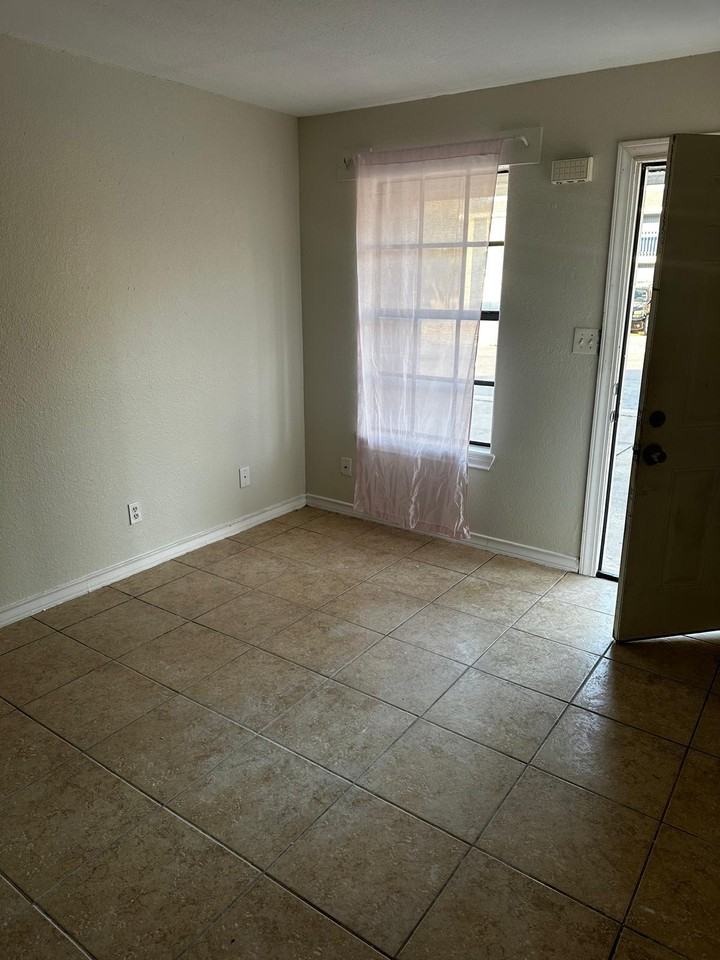 655 West Washington Street - Photo 4 of 10