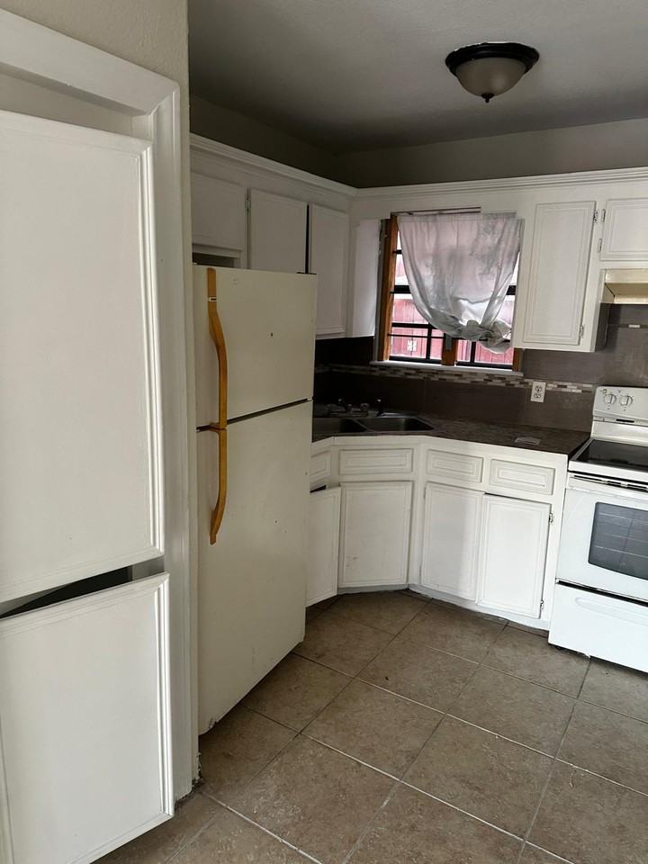 655 West Washington Street - Photo 6 of 10