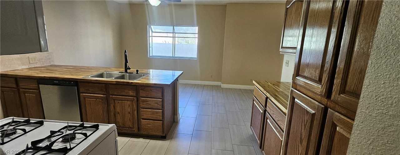 313 Beethoven St - Photo 4 of 42