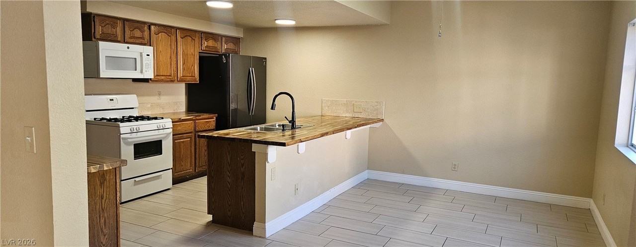 313 Beethoven St - Photo 6 of 42