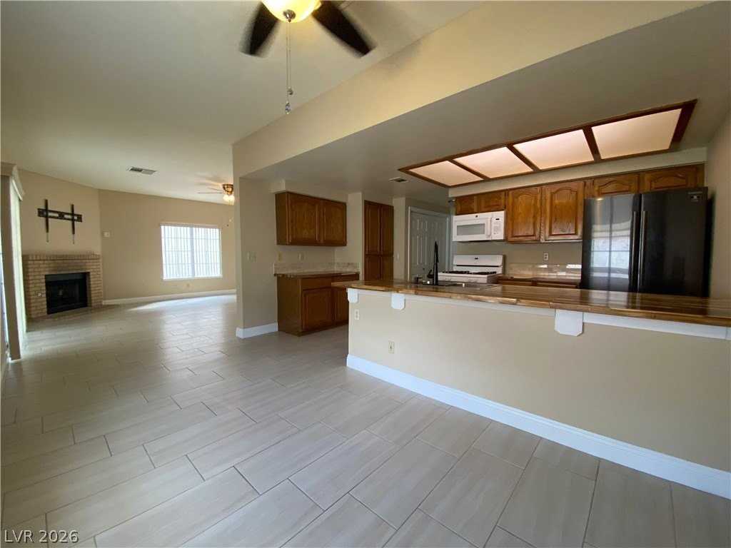 313 Beethoven St - Photo 7 of 42