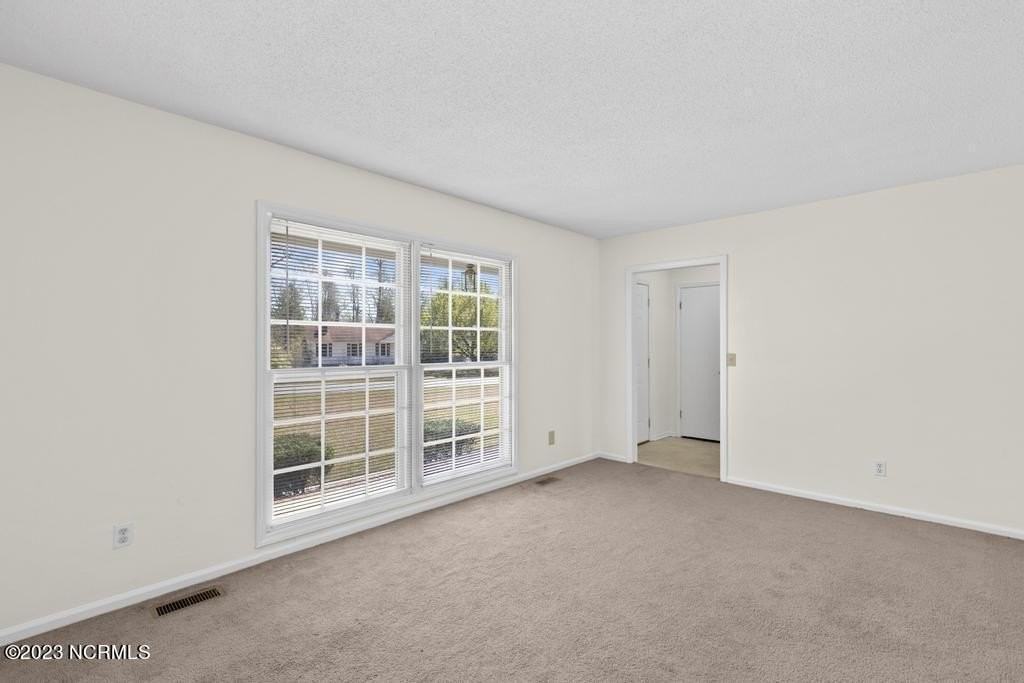 219 Edgewood Dr - Photo 4 of 20