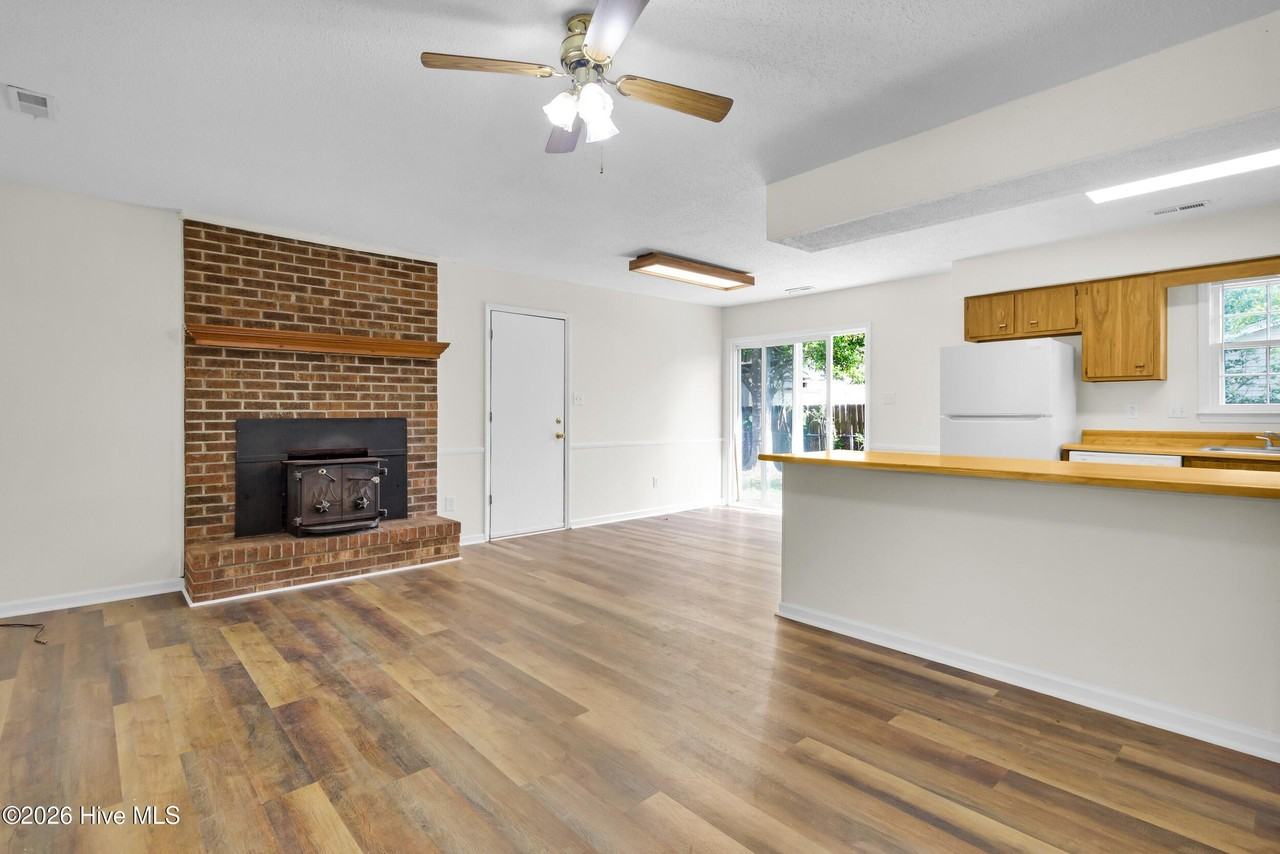 120 Tarheel Dr - Photo 4 of 28