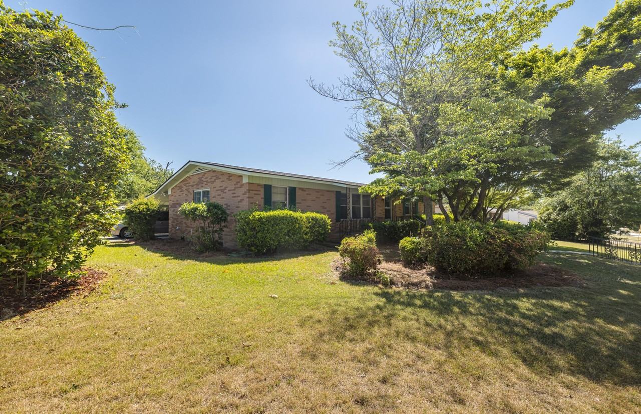 240 Maywood Dr - Photo 4 of 45