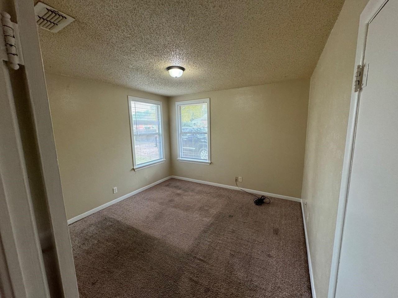 435 Larry Dr - Photo 2 of 7