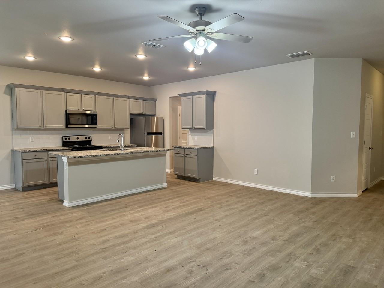 723 E 17th St - Photo 4 of 22