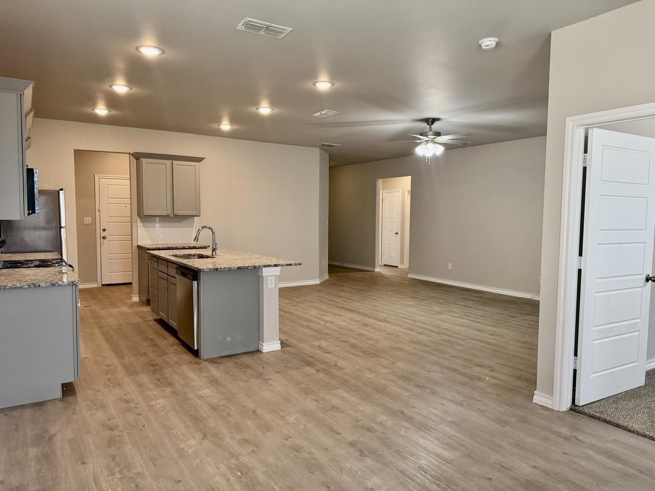 723 E 17th St - Photo 6 of 22