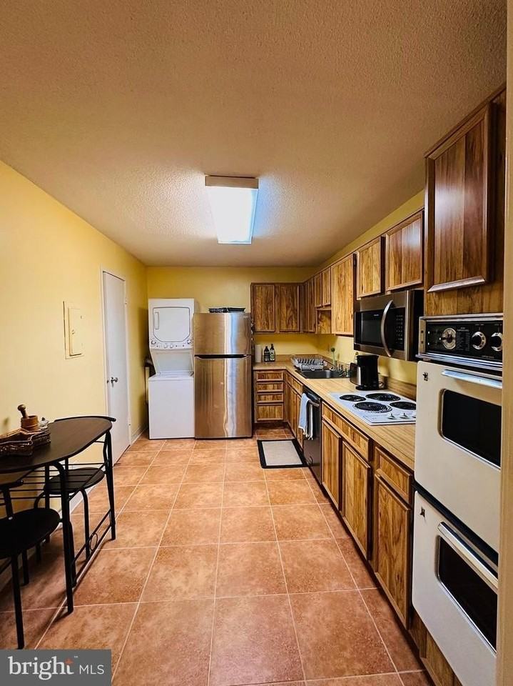 8370 Greensboro Dr - Photo 4 of 9