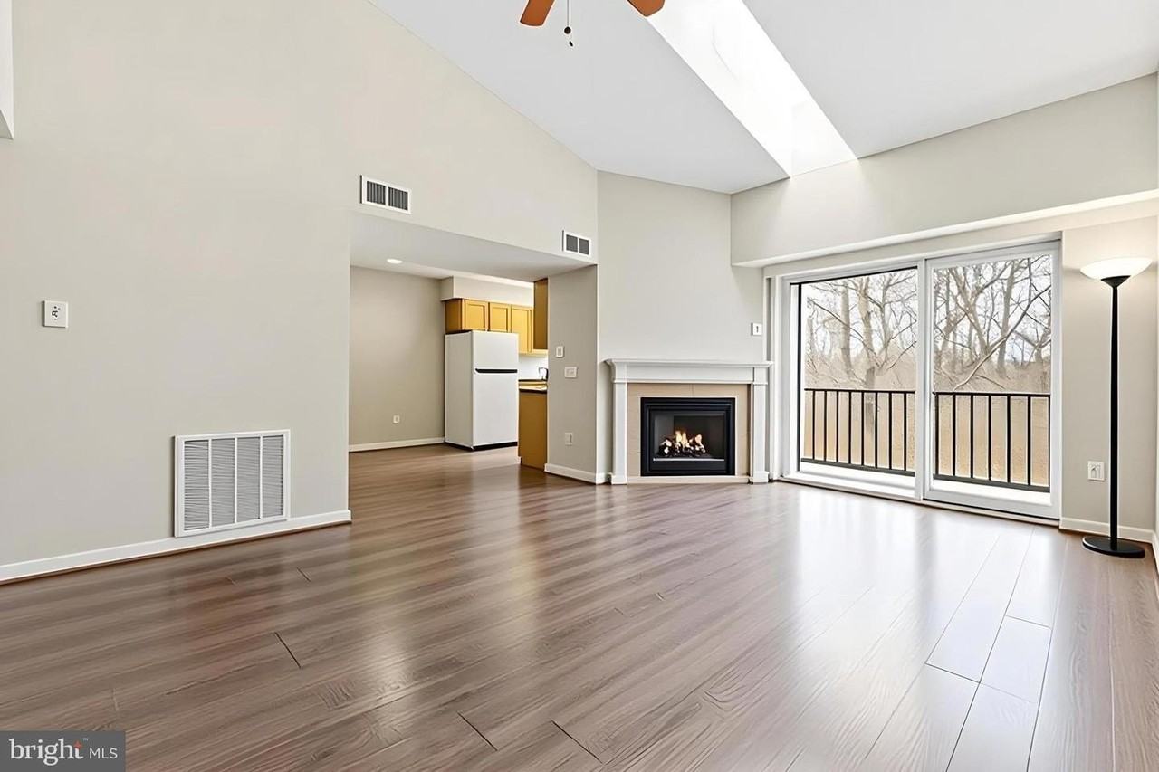 12219 Stevenson Ct - Photo 3 of 20