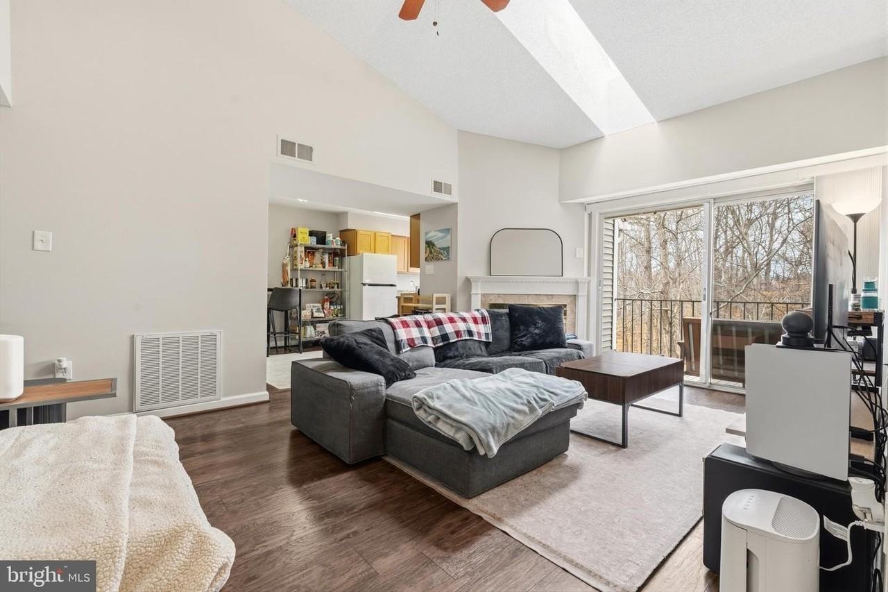 12219 Stevenson Ct - Photo 4 of 20