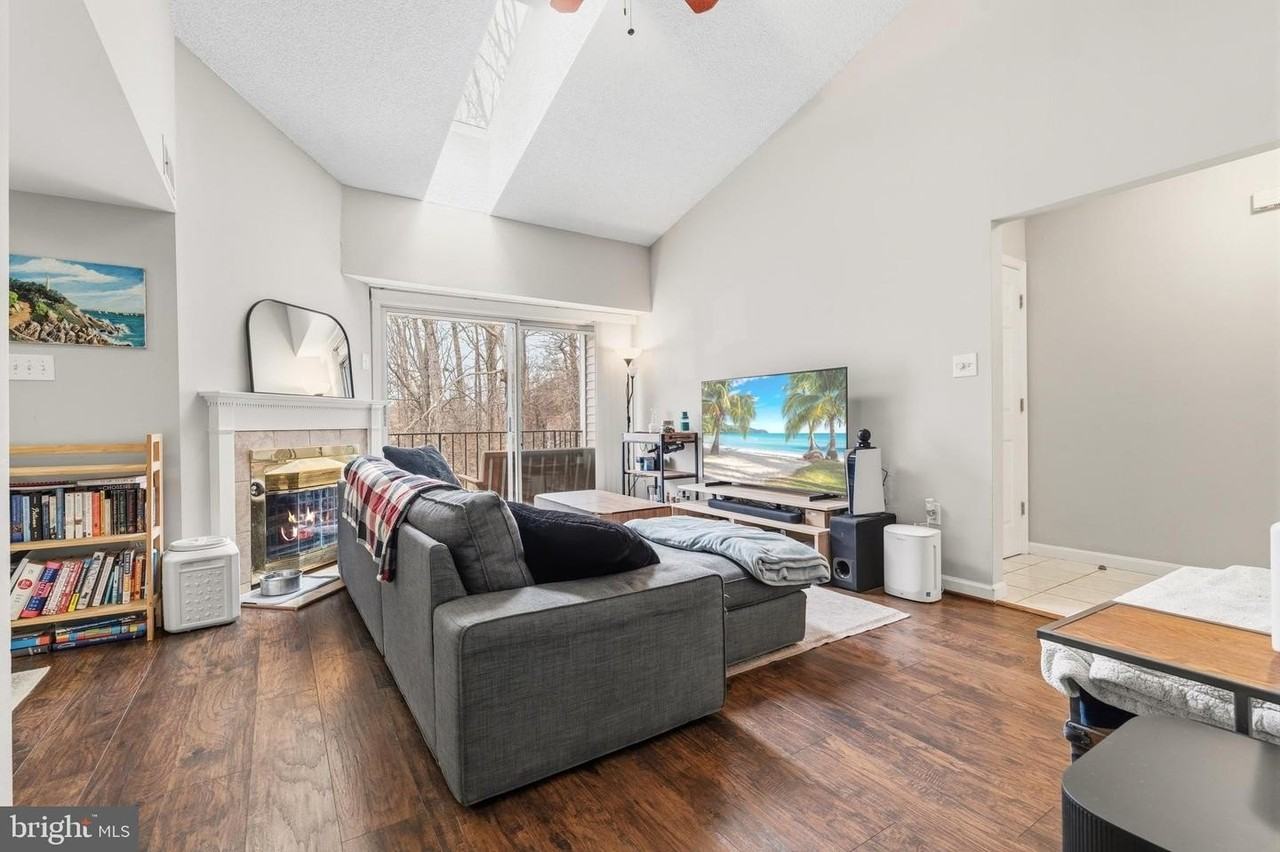 12219 Stevenson Ct - Photo 5 of 20