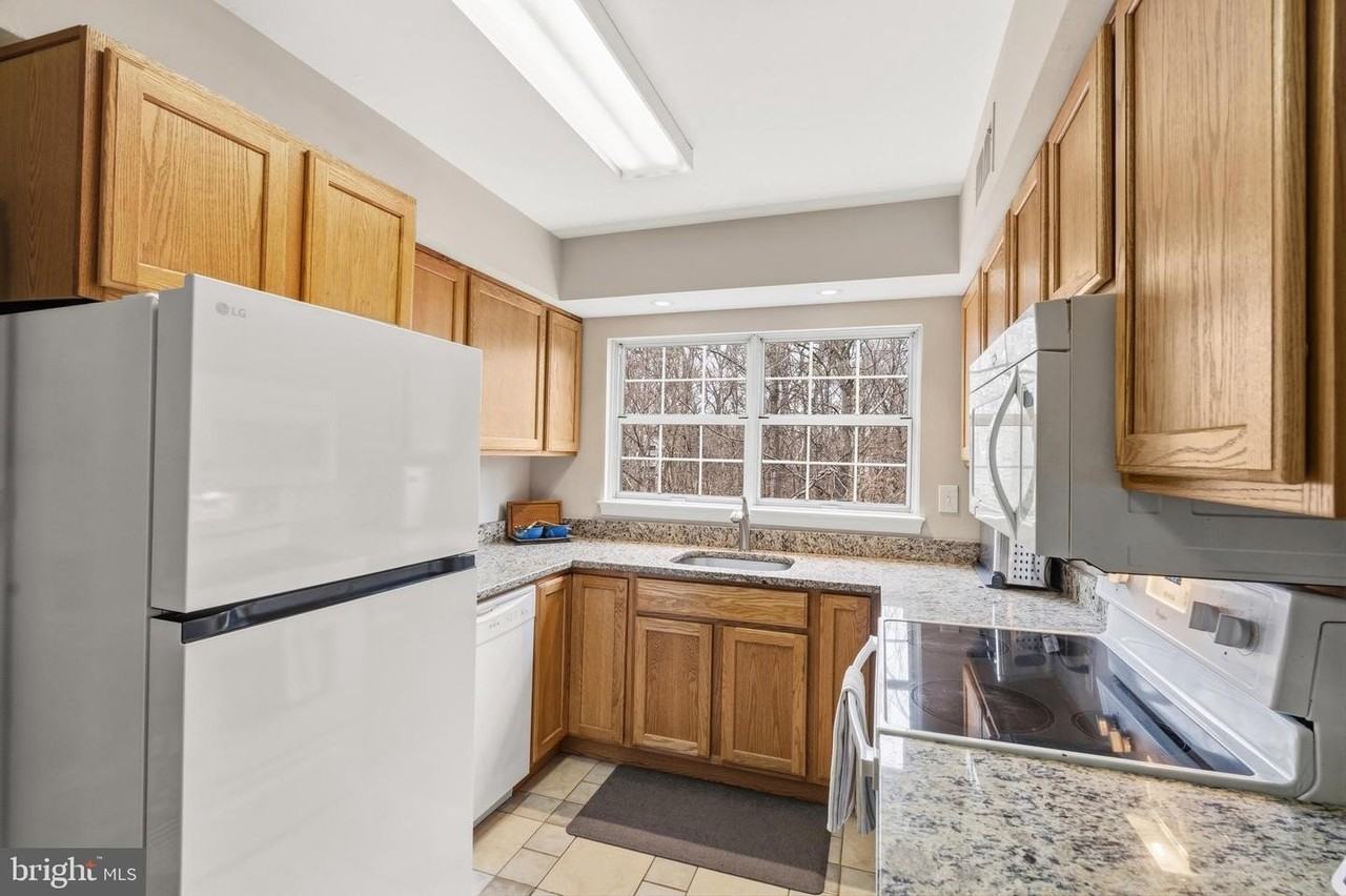 12219 Stevenson Ct - Photo 7 of 20