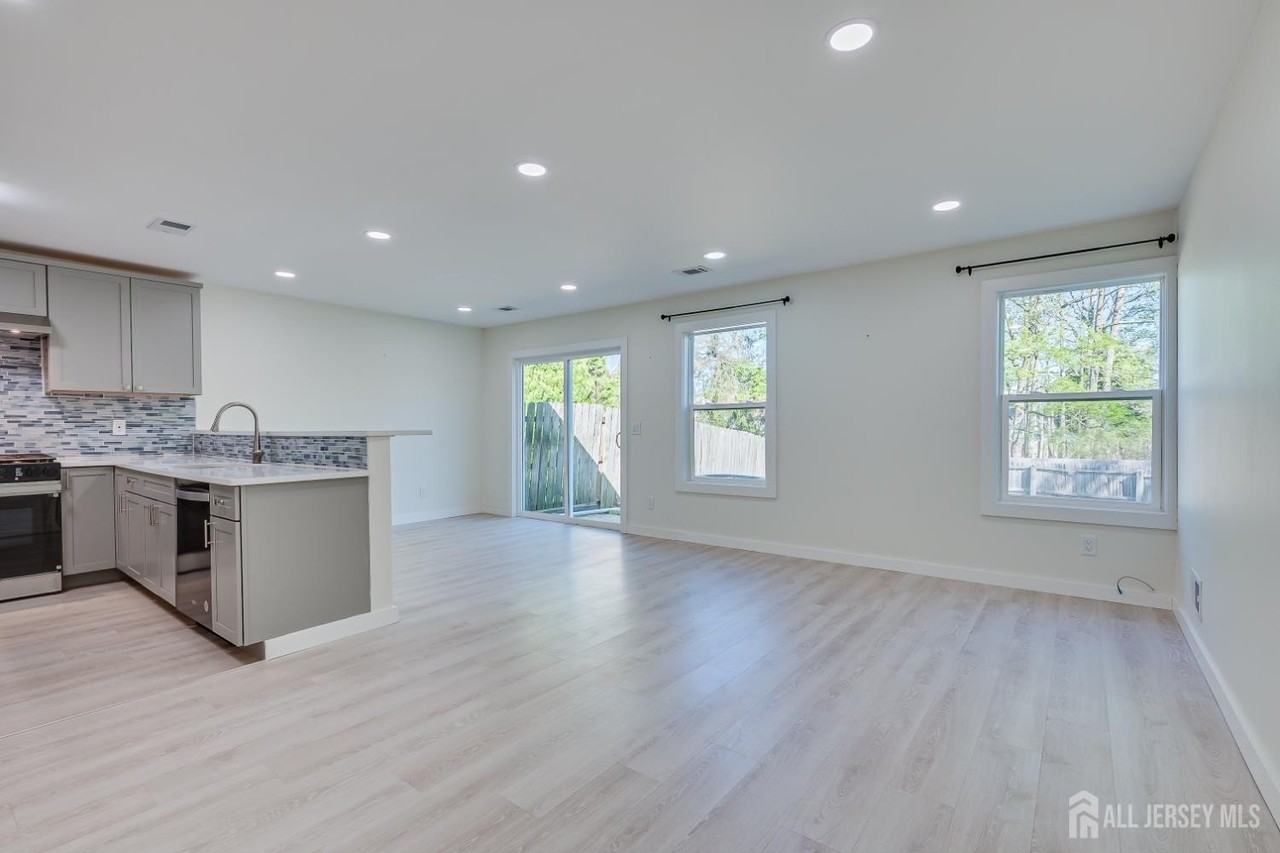 6 Woodbury Rd - Photo 7 of 32