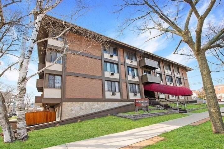 2025 E Greenwich Ave #320