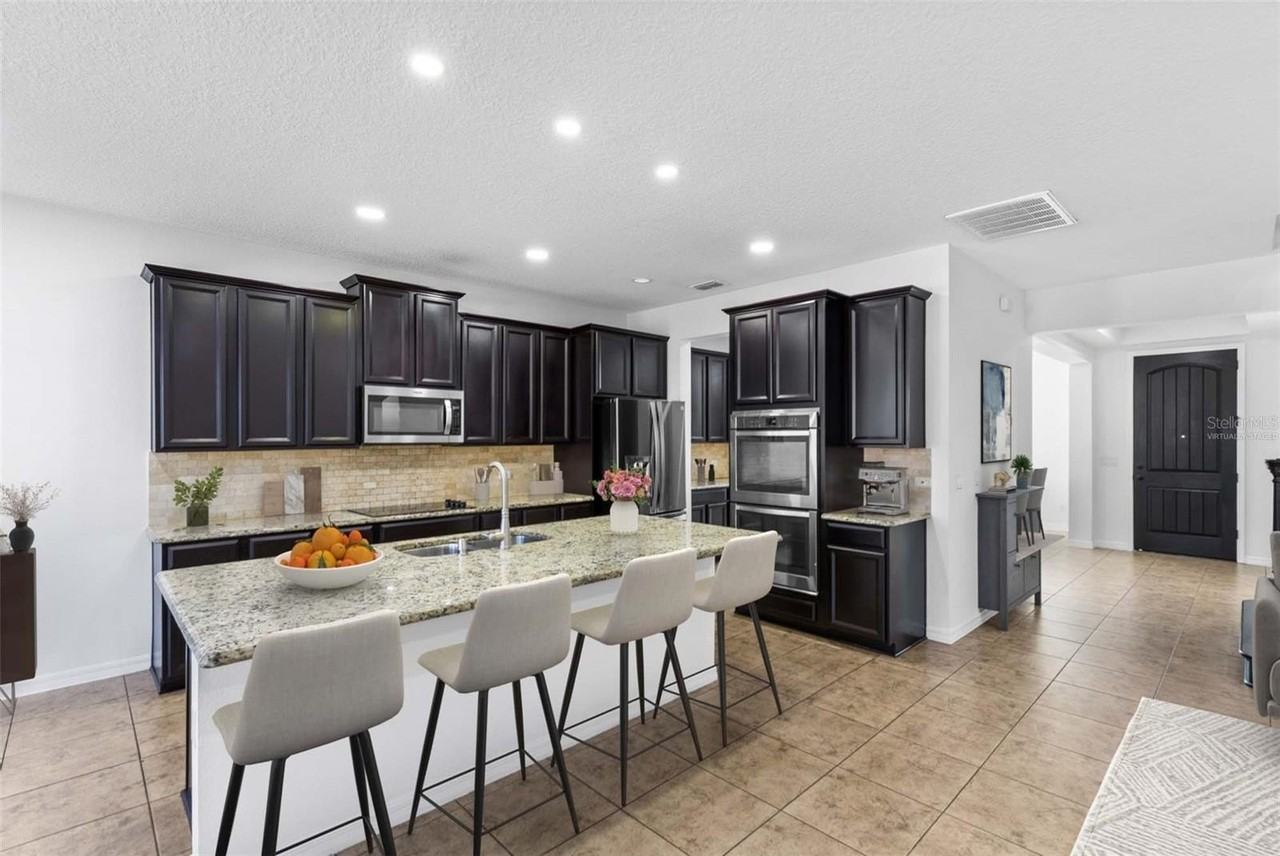 14978 Fells Ln - Photo 3 of 42