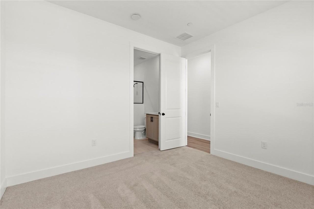 15363 Hamlin Park Dr - Photo 4 of 39