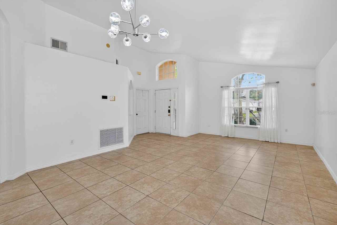 419 Buckingham Cir - Photo 3 of 18