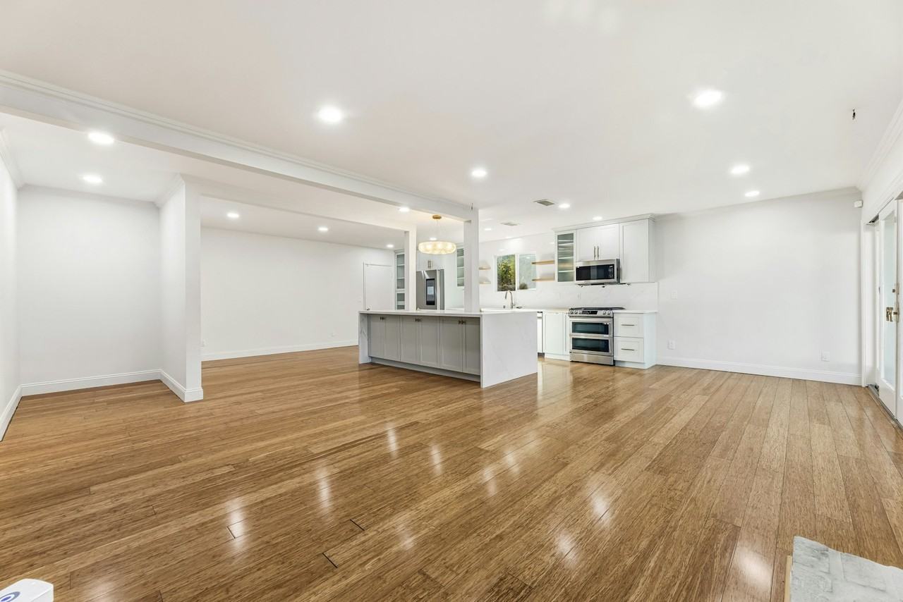 20305 Aetna St - Photo 2 of 36