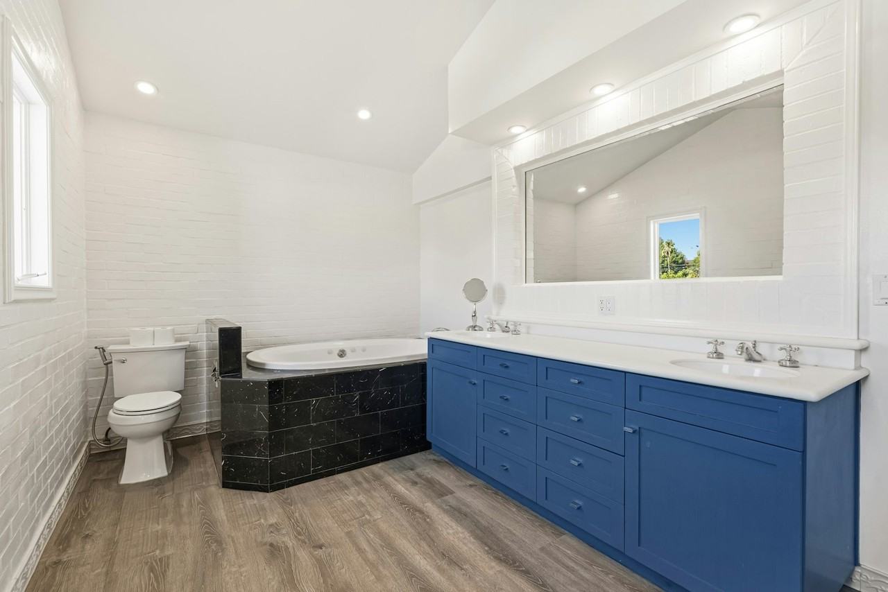 20305 Aetna St - Photo 3 of 36