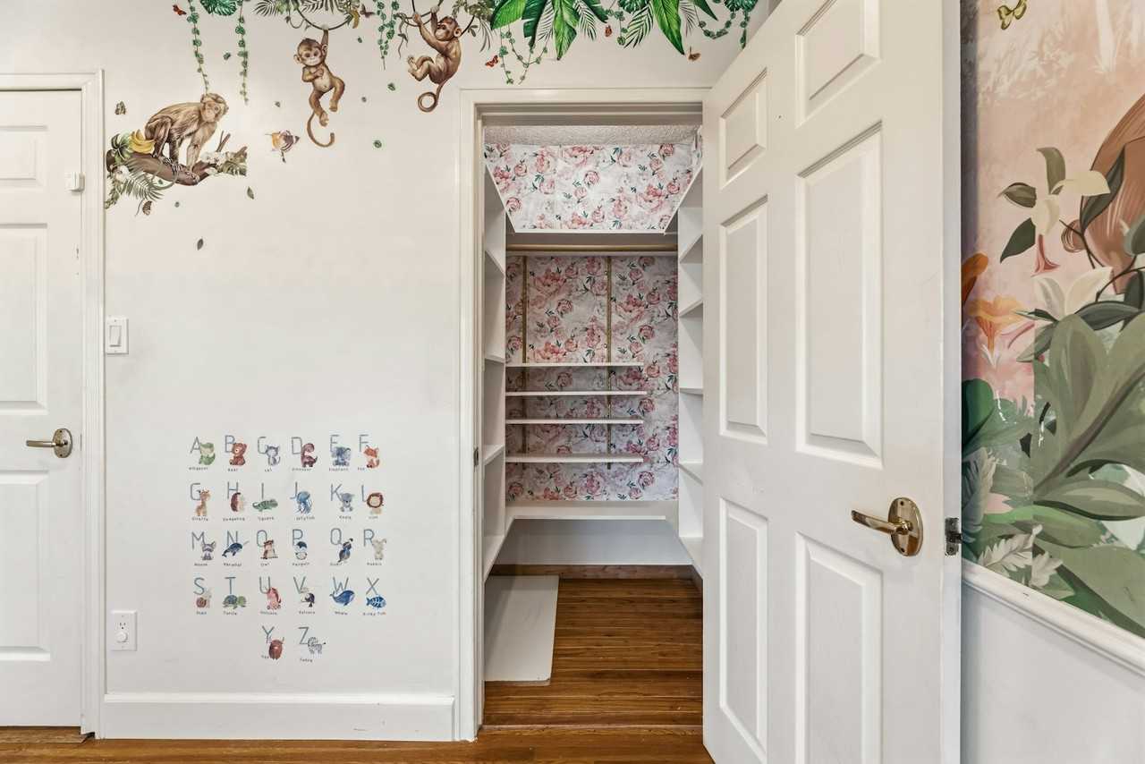 20305 Aetna St - Photo 6 of 36