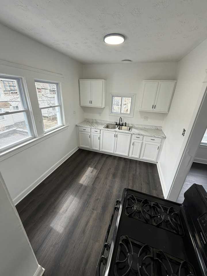 12104 Osceola Avenue, Unit Upper - Photo 5 of 13