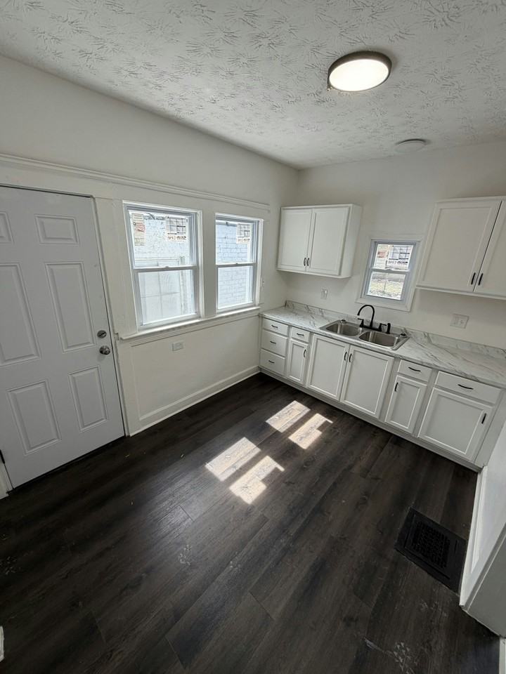 12104 Osceola Avenue, Unit Lower - Photo 5 of 13
