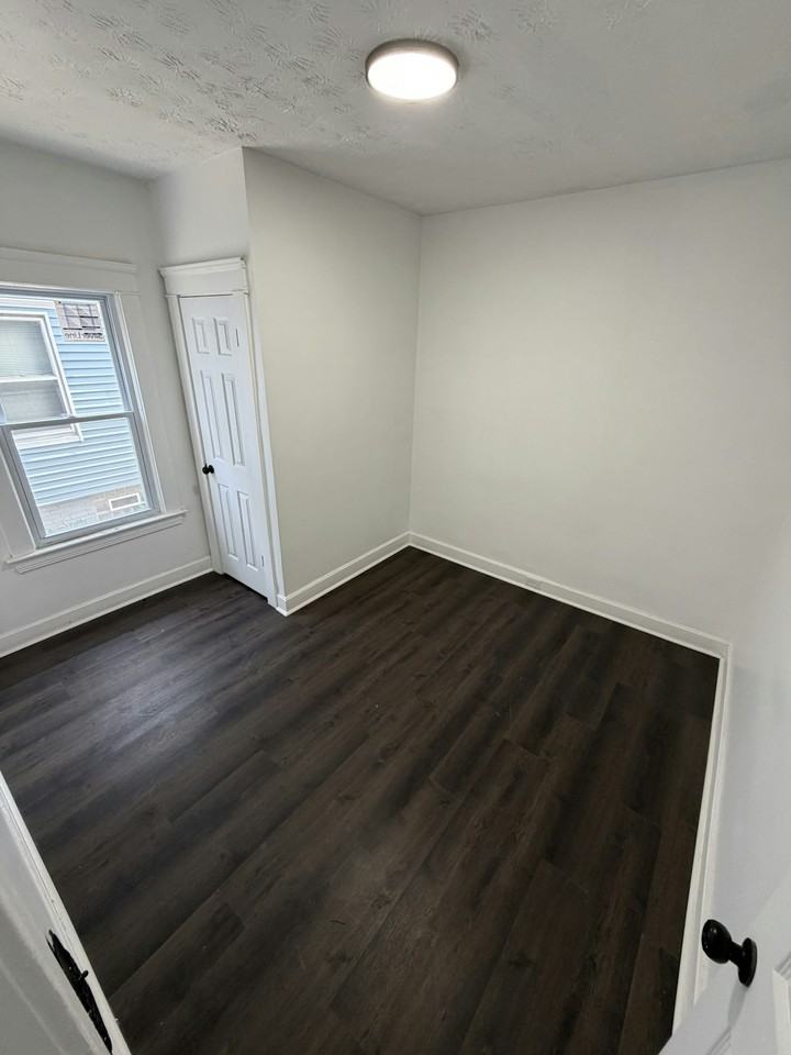 12104 Osceola Avenue, Unit Lower - Photo 7 of 13