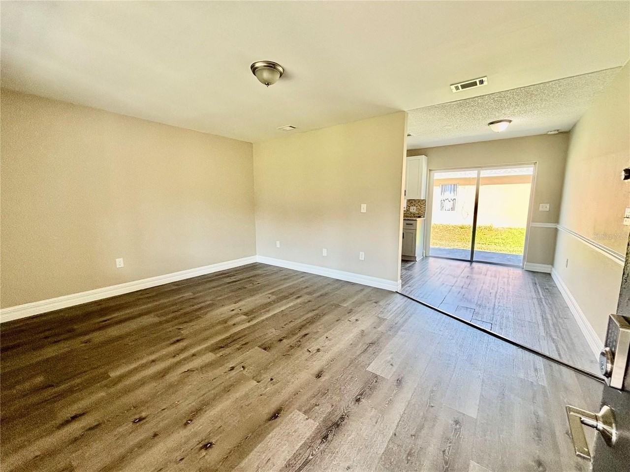 504 Blackbird Ln - Photo 3 of 22