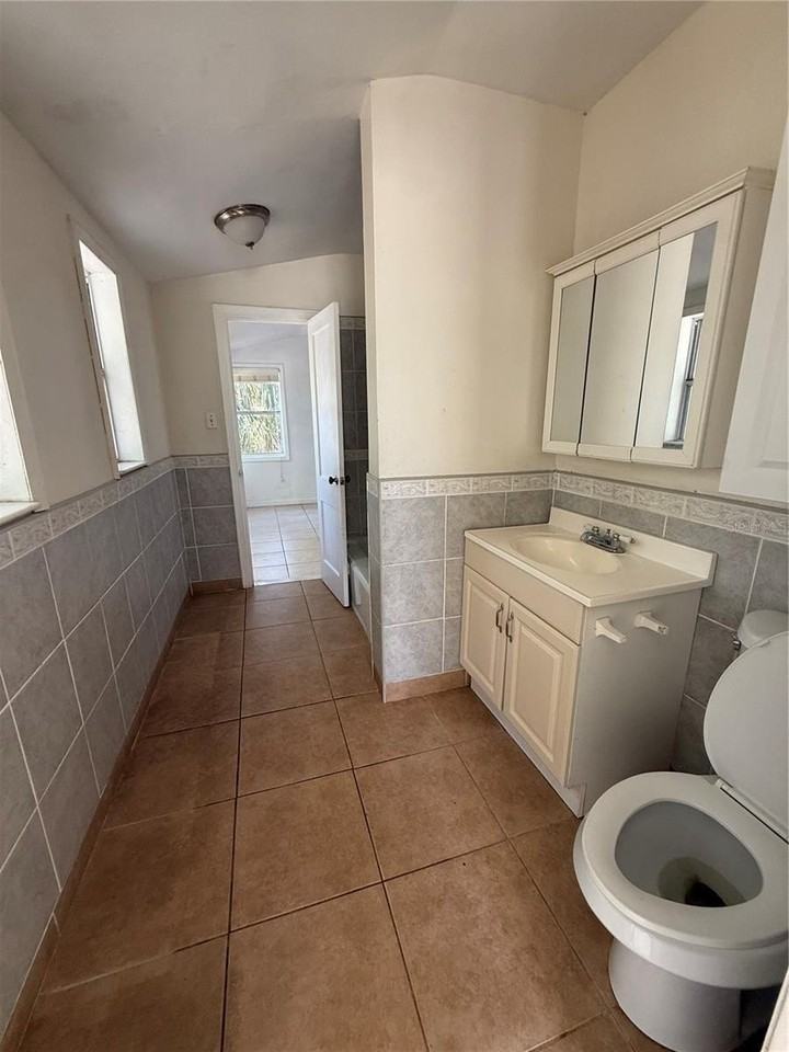 345 22nd Ave S #B - Photo 4 of 14