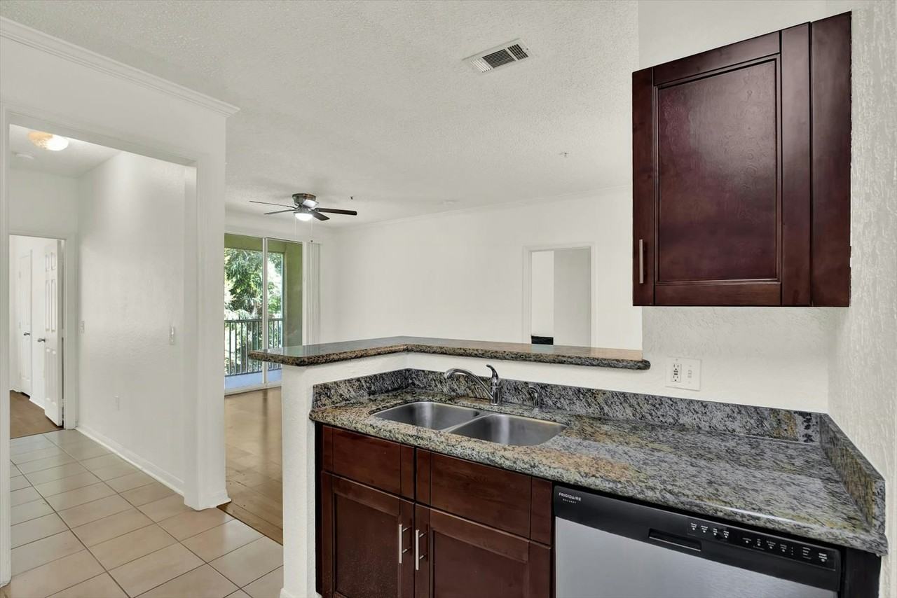 18001 Richmond Place Drive, Unit 121 - Photo 4 of 22