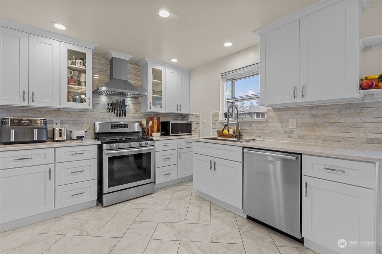 2205 29th Ave SE - Photo 4 of 38