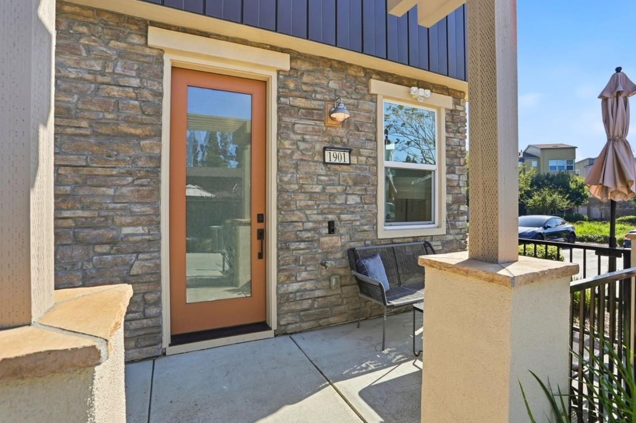 1901 Nevets Ln - Photo 3 of 32