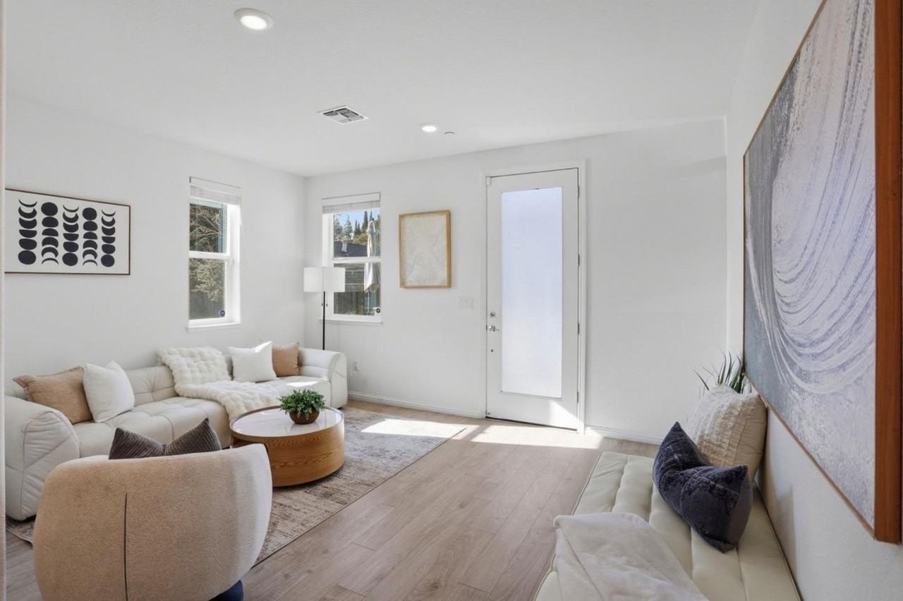 1901 Nevets Ln - Photo 4 of 32