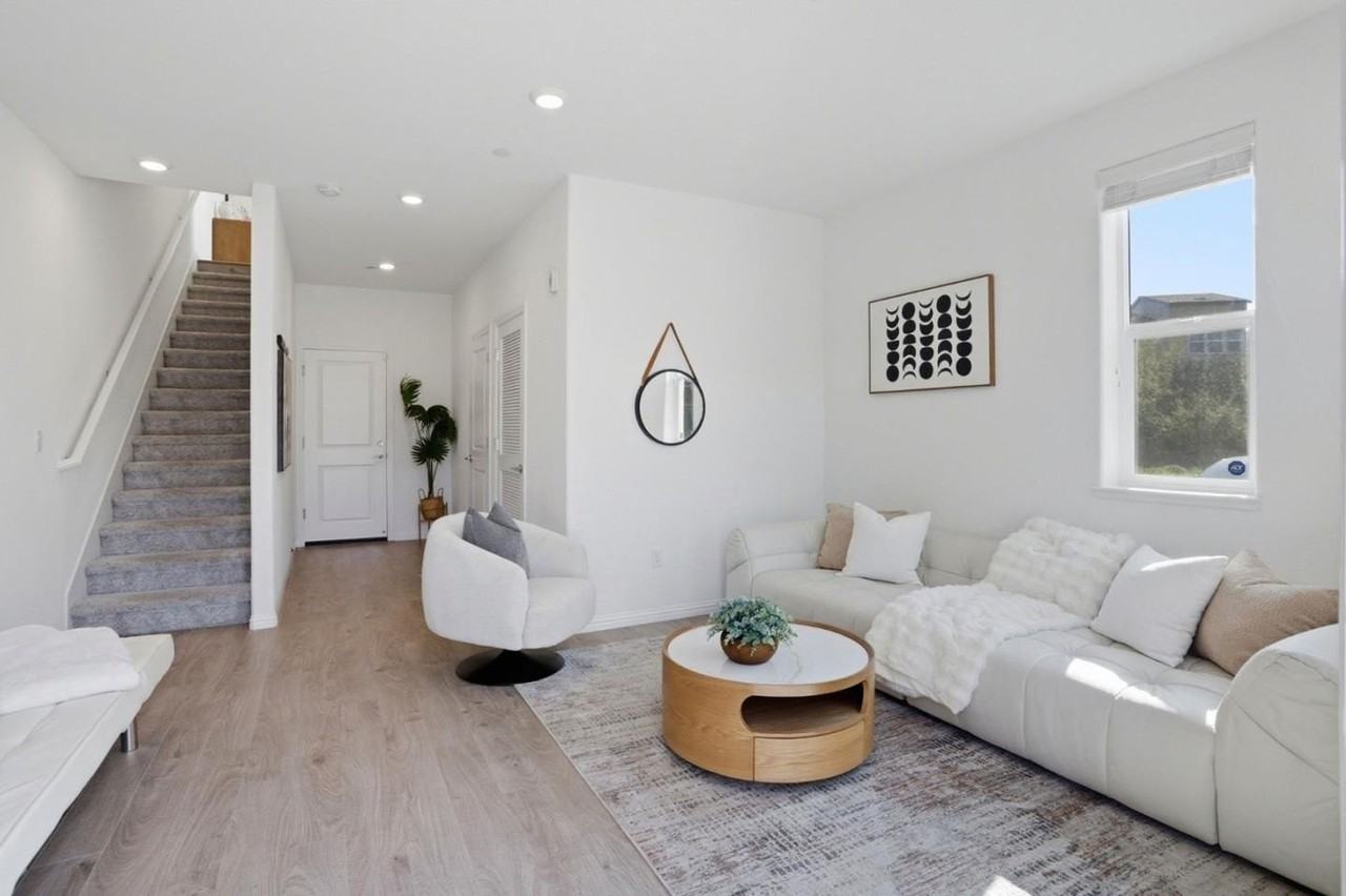 1901 Nevets Ln - Photo 5 of 32